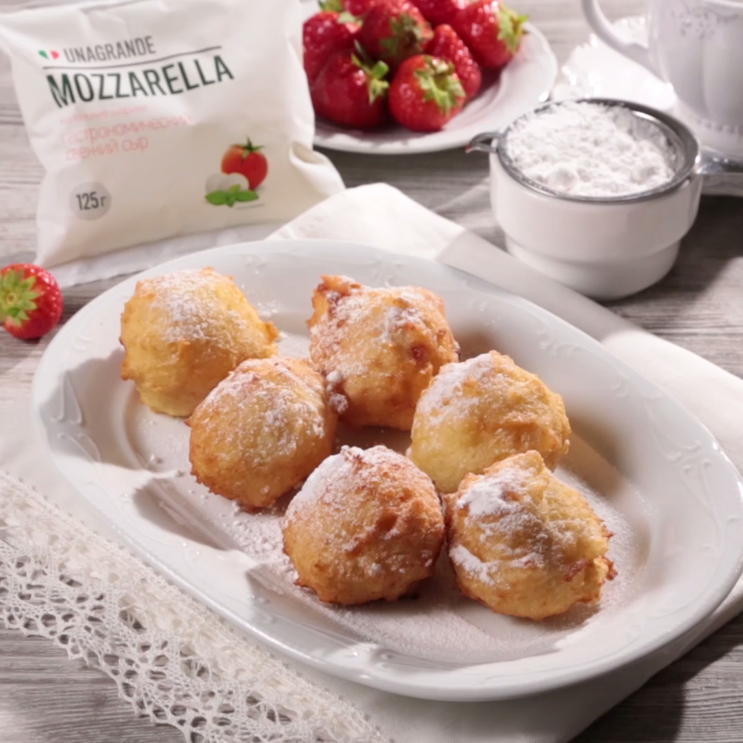 Как приготовить Пончики с моцареллой и клубникой